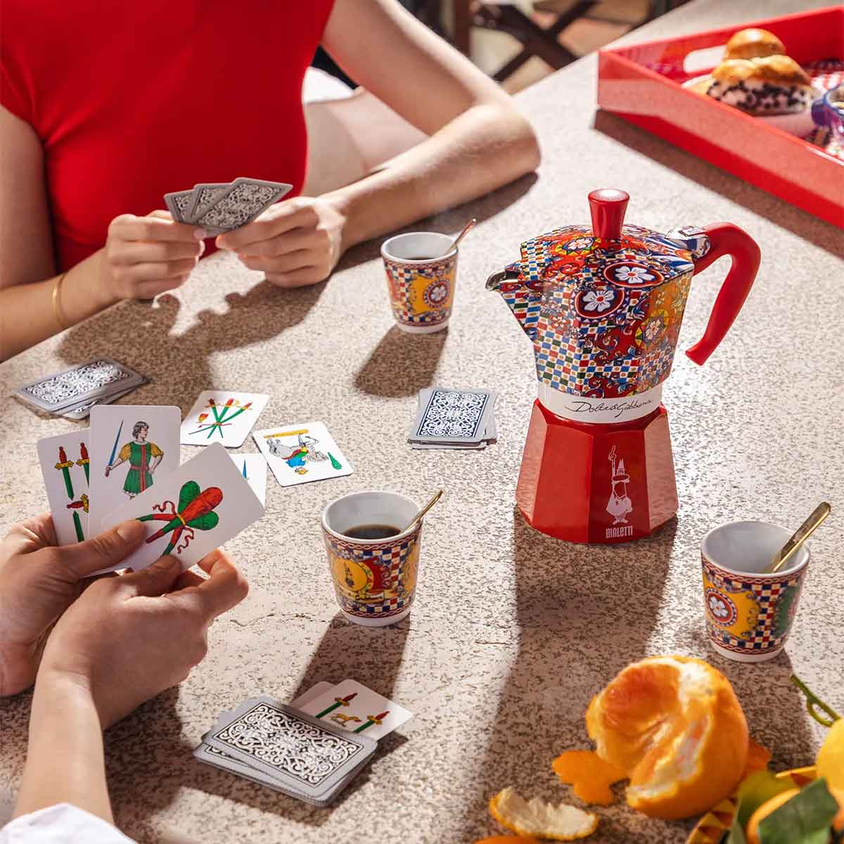 Bialetti Dolce & Gabbana Box Set Moka Express Carretto Siciliano za 2 šoljice, 2 porcelanske šoljice i 2 zlatne kašičice.