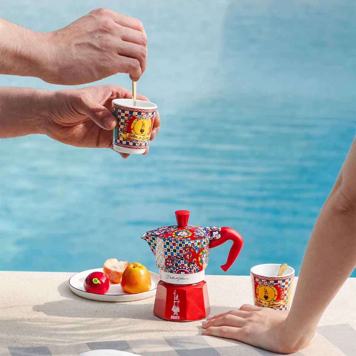 Bialetti Dolce & Gabbana Box Set Moka Express Carretto Siciliano za 2 šoljice, 2 porcelanske šoljice i 2 zlatne kašičice.