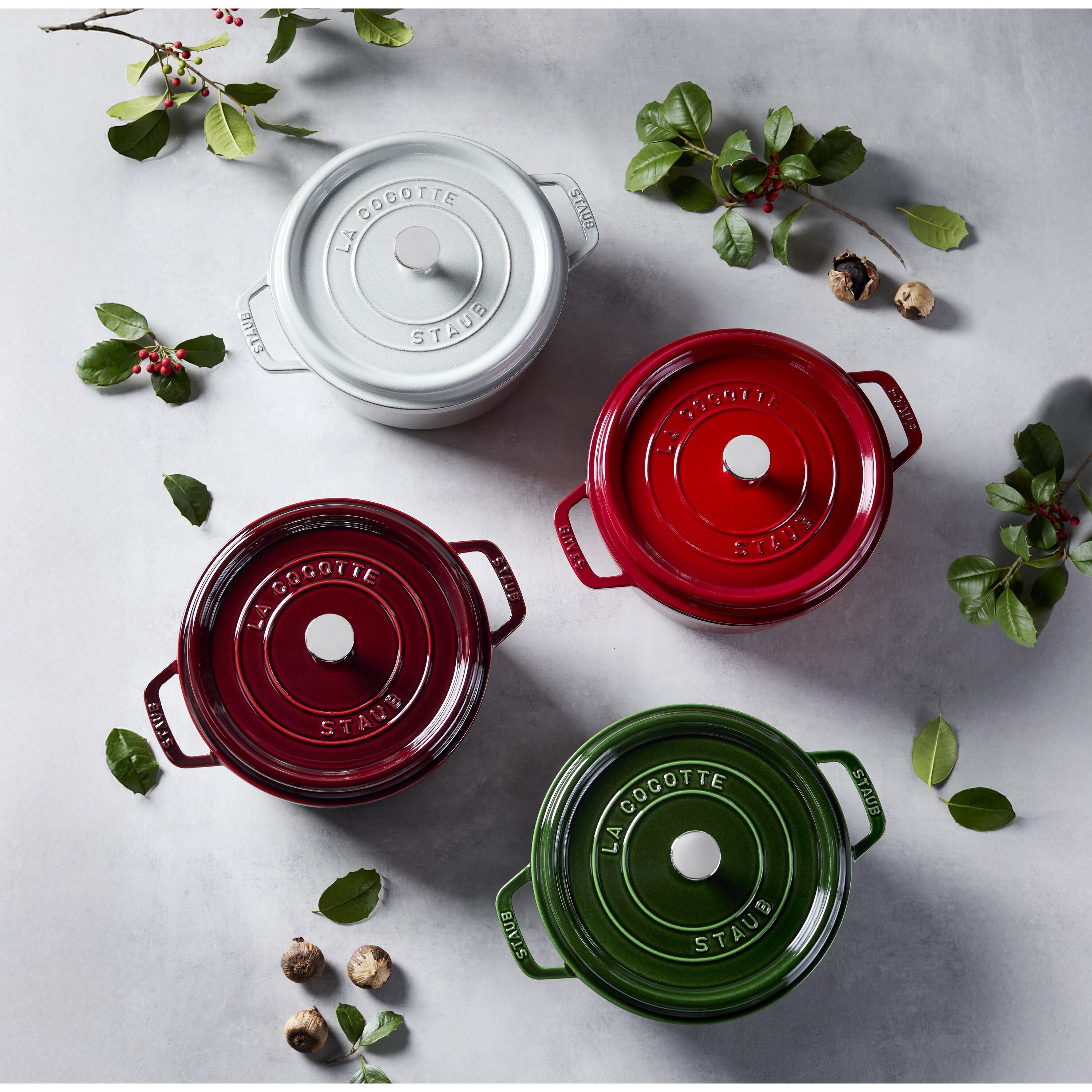 Staub La Cocotte 24 cm Cherry gusana šerpa s poklopcem