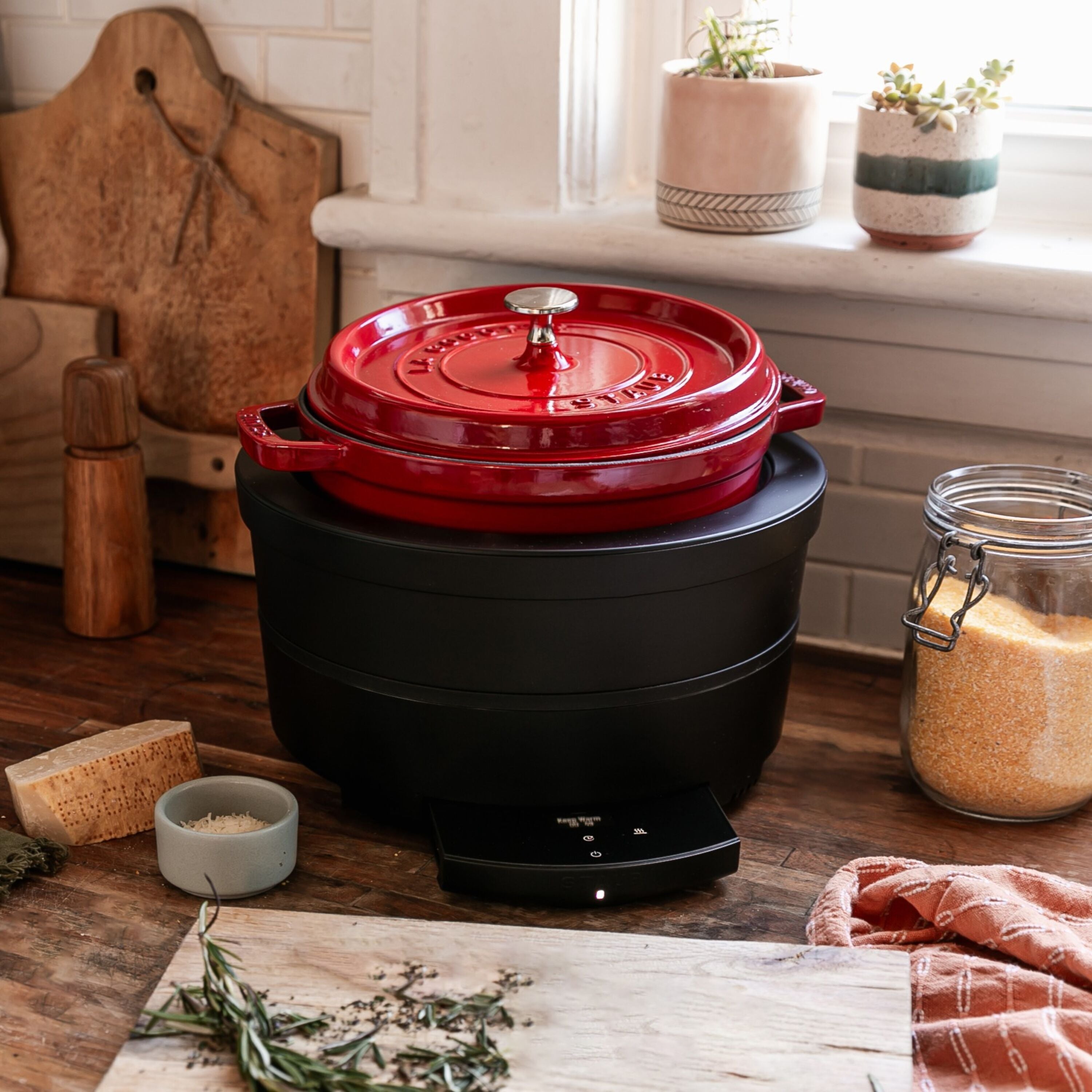 Staub La Cocotte 24 cm Cherry gusana šerpa s poklopcem