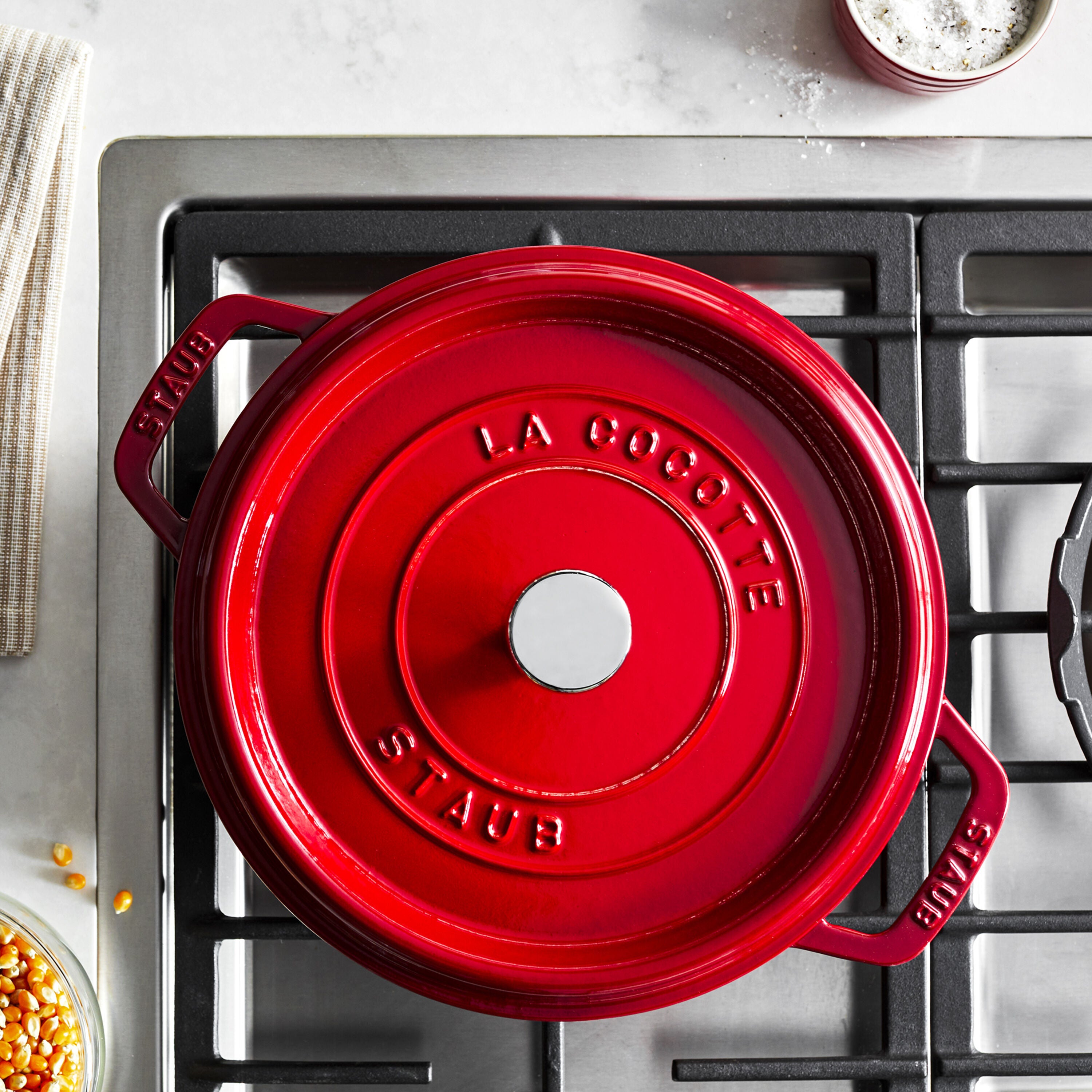 Staub La Cocotte 24 cm Cherry gusana šerpa s poklopcem