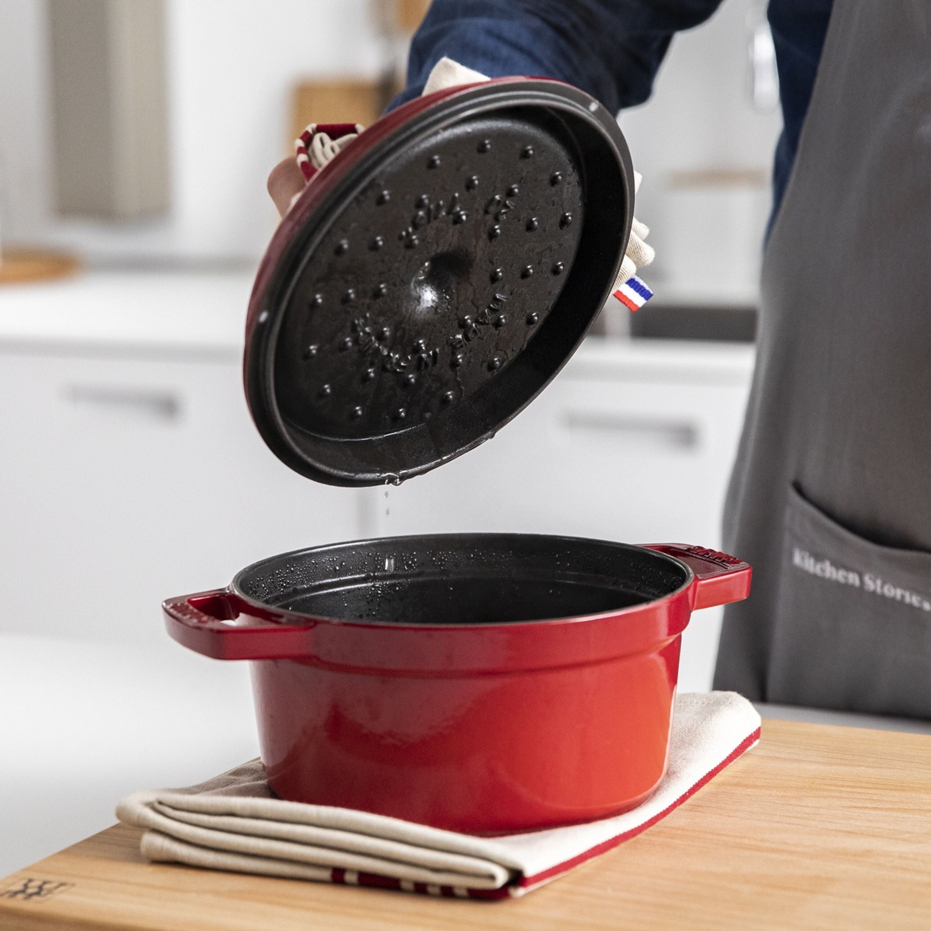 Staub La Cocotte 24 cm Cherry gusana šerpa s poklopcem