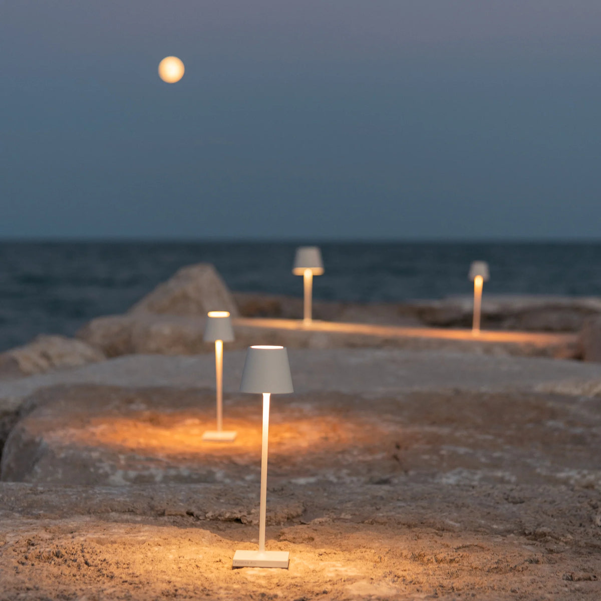 Zafferano Poldina micro stolna lampa