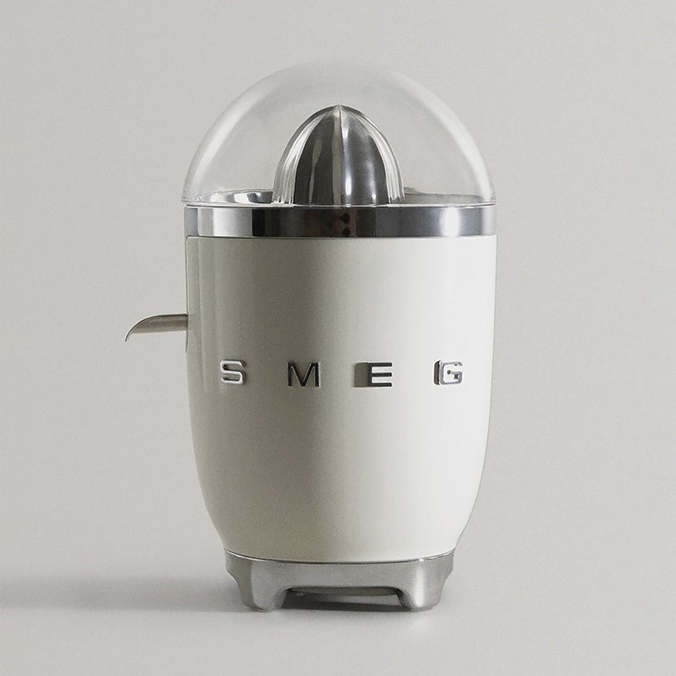 White SMEG juicer on a light gray background